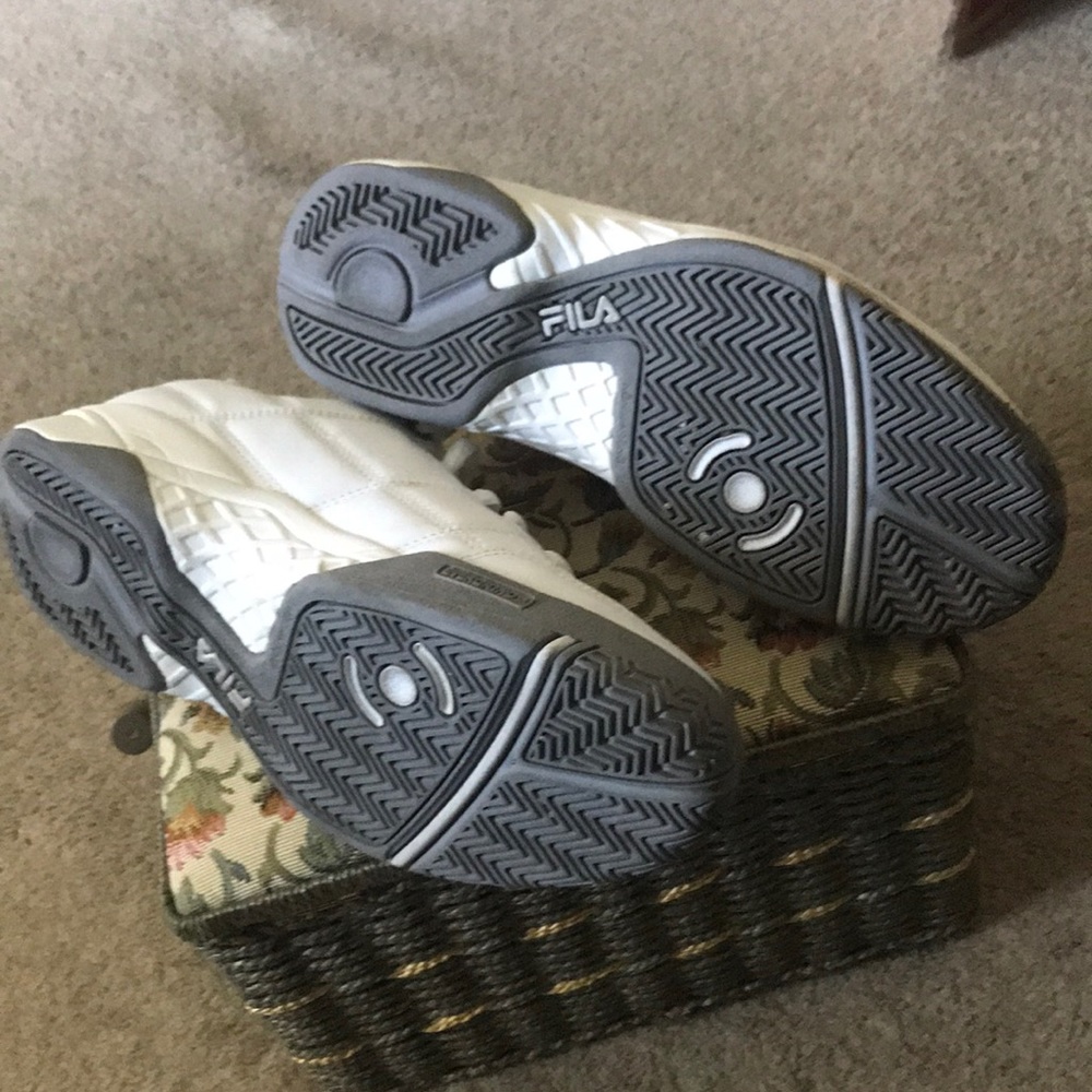 Fila leather white tennis shoes. - Picture 4 of 5